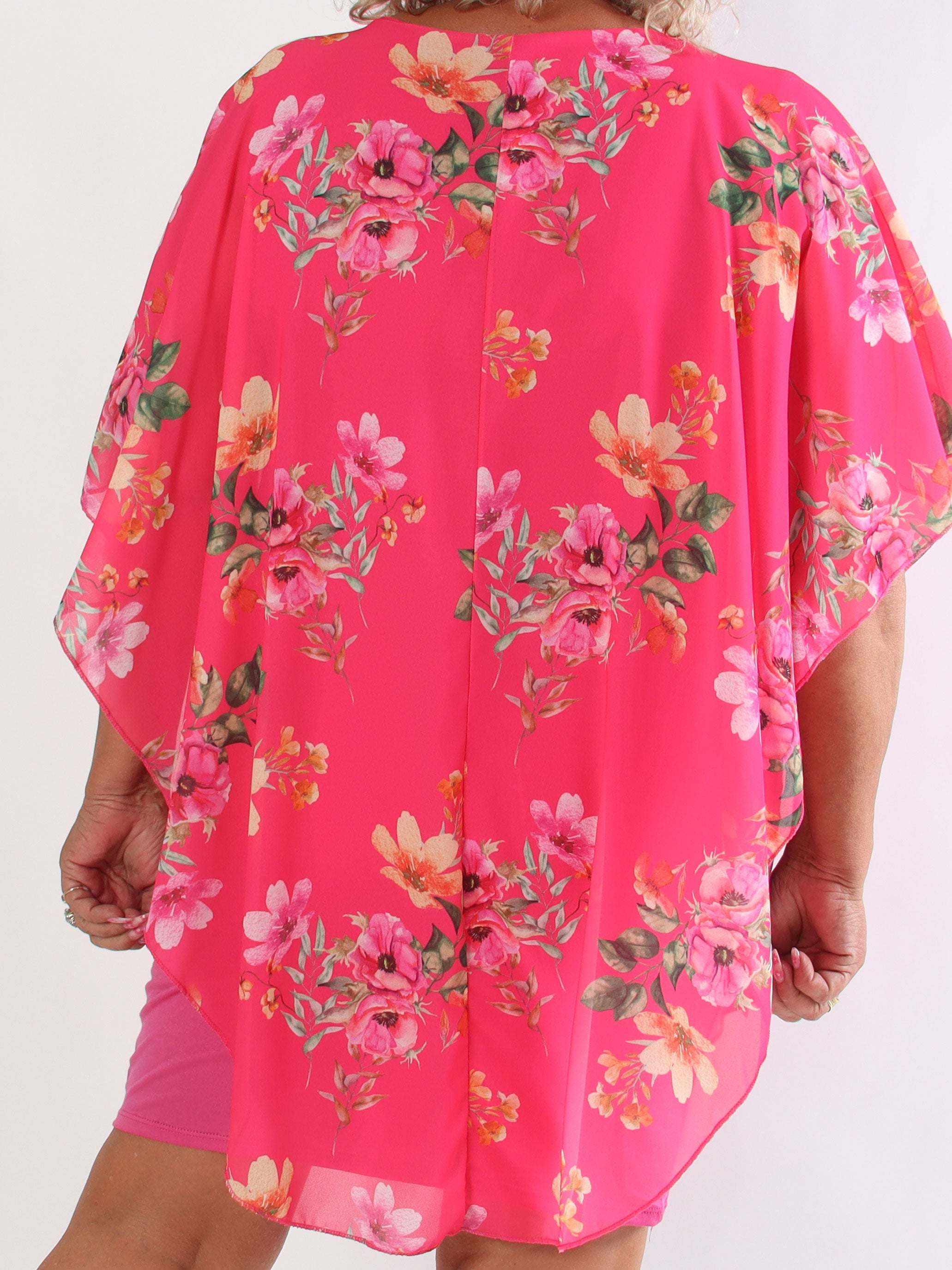 Kenya Fleur - Plus size kjole med et let blomstret chiffonstykke